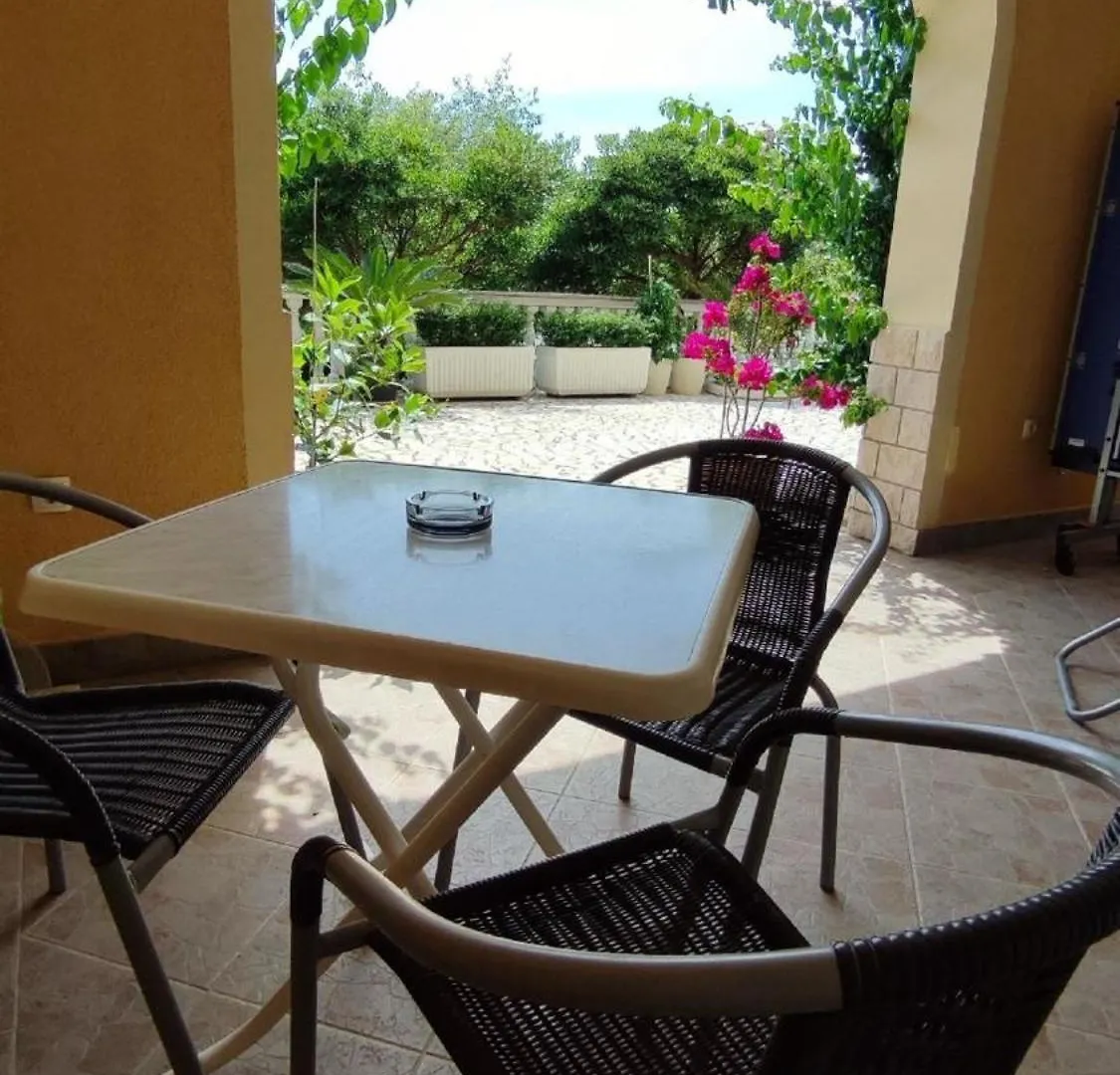 Gemuetliches Erdgeschoss-Studio Fuer 2 Personen Crikvenica Apartment